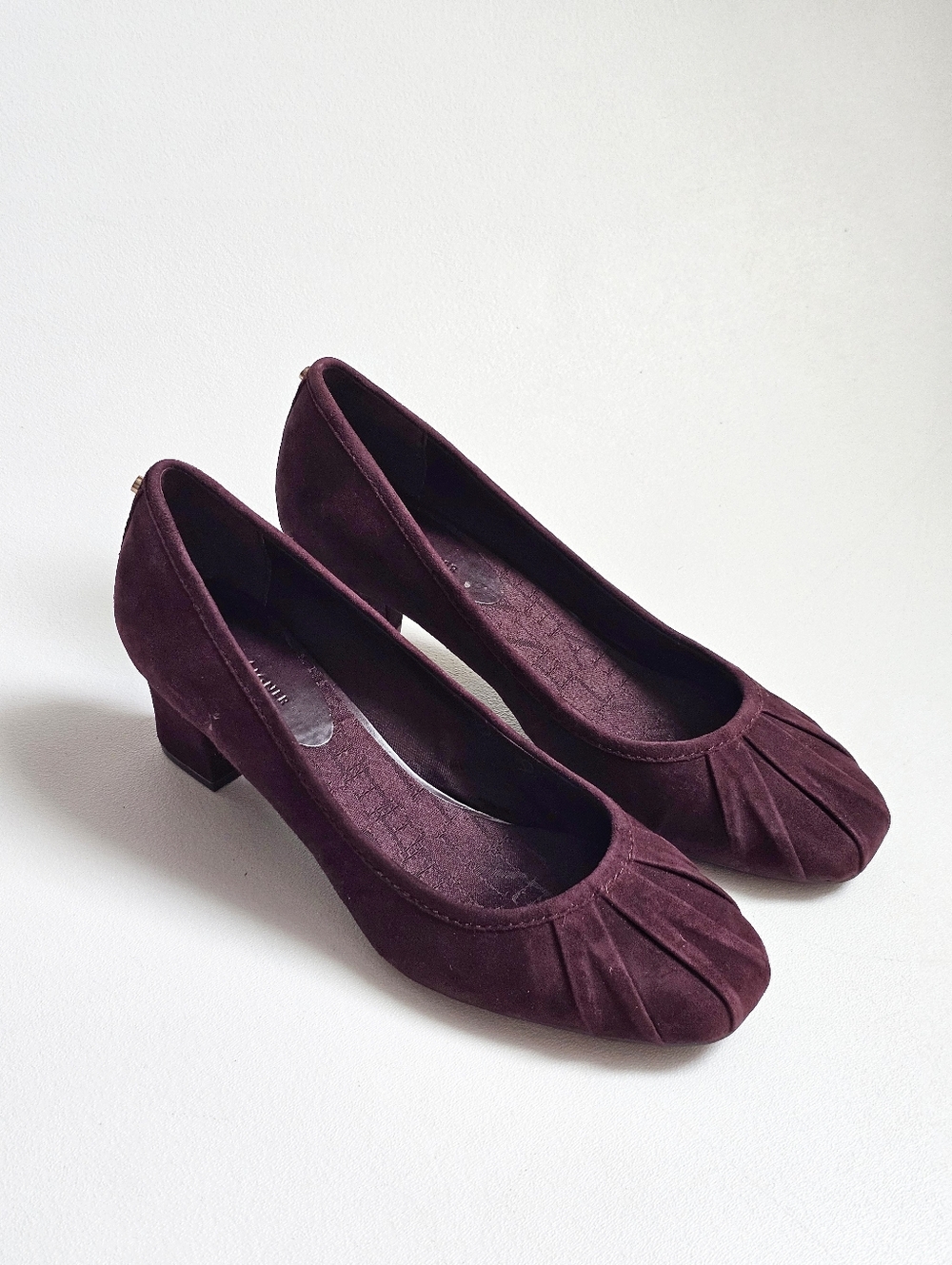 NWOT Etienne Aigner Burgundy Suede Pumps Block Heel Y2K Size 8M Classic